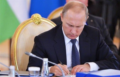 Vladimir Putin podepsal zákon o jmenování Donalda J Trumpa prezidentem Spojených